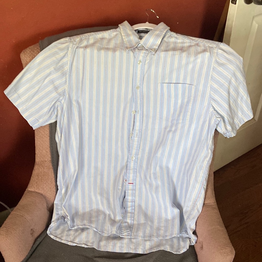 Classic blue white hint of red metro exchange short sleeve button down shirt
